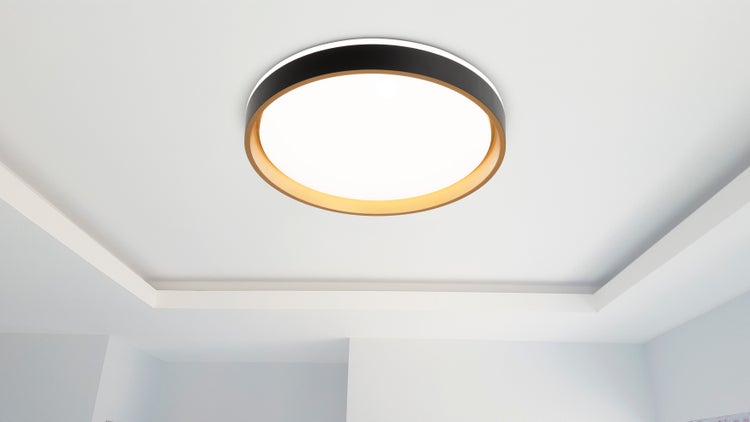 Runde Deckenleuchte im modernen Design an der Decke befestigt.