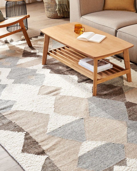 Detailansicht eines Teppichs mit geometrischem Muster und Fransen