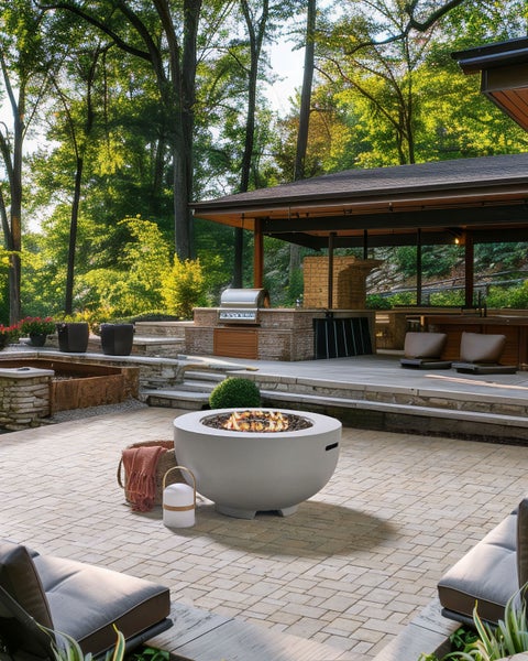 Zwei Dekofiguren Enten aus Holz, türkis und natur, kleine Ente 22 Zentimeter hoch, große Ente 33 Zentimeter hoch.