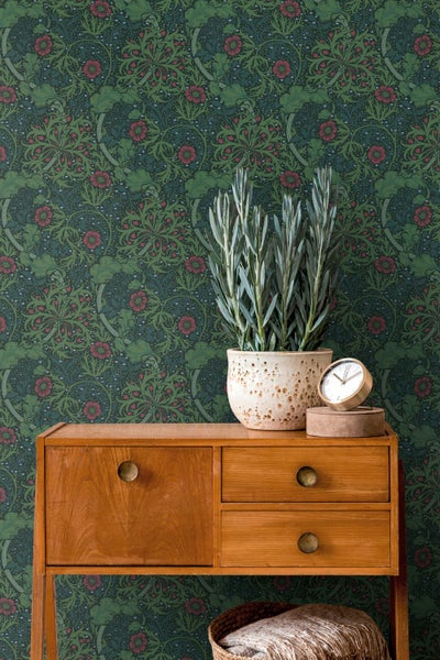 Küchenszene mit Spüle, Armatur, Gemüse und Dekoration auf einer Küchentheke