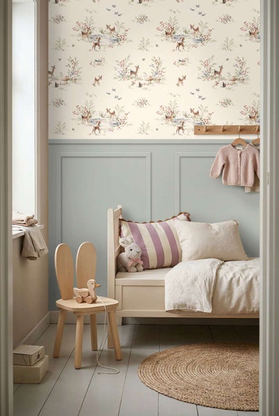 Kinderschlafzimmer mit Vliestapete mit Waldtiermotiven und halbhoher Wandverkleidung sowie Kindermöbeln aus Holz.