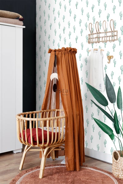 Babyzimmer mit Gitterbett, Baldachin und Kaktustapete