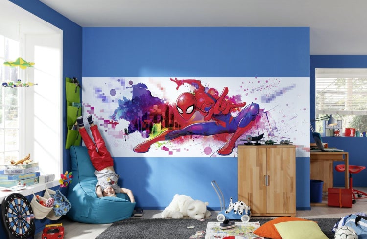 Kinderzimmer mit Spiderman Wandbild, Sitzsack und Kind