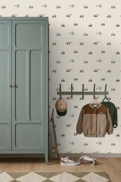 Kindertapete mit Baustellenfahrzeugen wie Baggern und Lastkraftwagen in einem Kinderzimmer mit Kleiderschrank und Garderobenleiste.