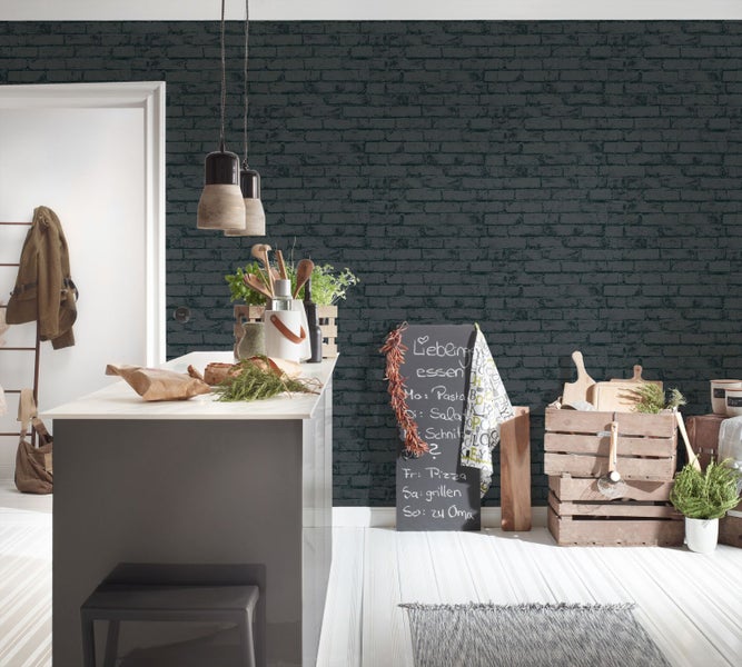 Schwenkbare schwarze Wandleuchte mit Kupferdetails über einem Nachttisch mit Magazin und Wasserglas