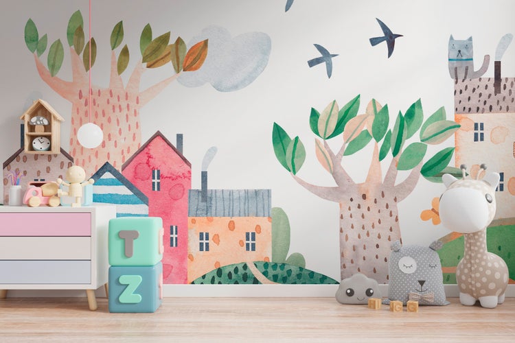 Kinderzimmer mit Kommode, Spielzeug und Wandbild mit Häusern und Bäumen