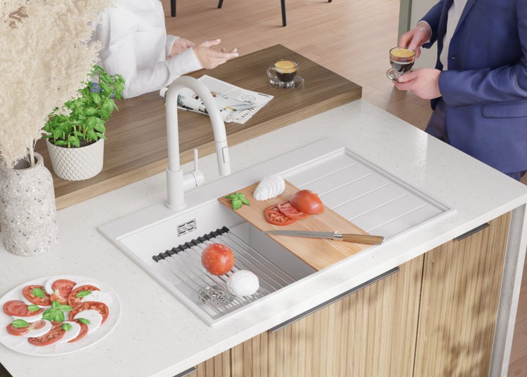 Küchenspüle mit Abtropffläche, Armatur, Schneidebrett, Tomaten und Mozzarella in einer hellen und modernen Küche