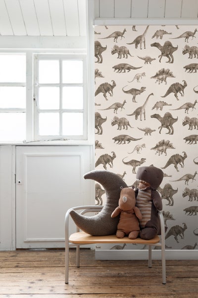 Kinderzimmer mit Himmelbett, Dinosaurier-Tapete und Spielzeugkrokodil