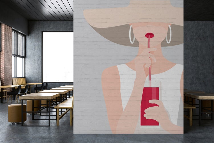 Fototapete mit Illustration einer Frau mit Hut in einem hellen, modernen Restaurant mit Holzmöbeln im Industriestil und einer Backsteinwand.