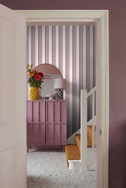 Fluransicht mit Kommode, Spiegel und gestreifter Tapete