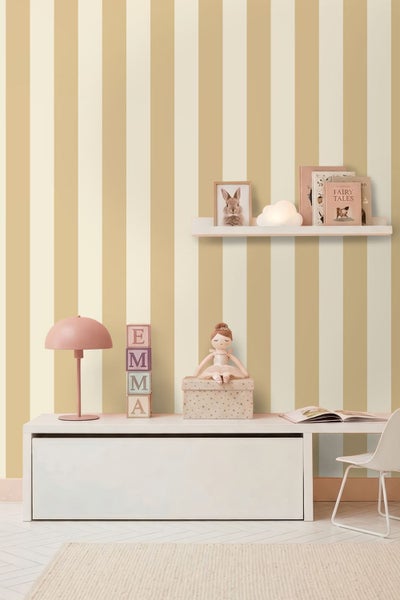 Vliestapete mit vertikalen Streifen in einem hell eingerichteten Kinderzimmer mit Schreibtisch und Wandregal.