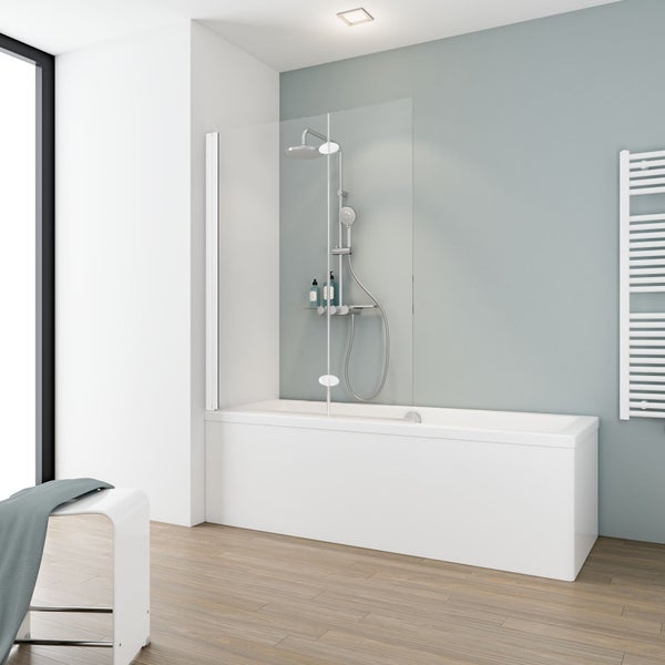 Badezimmer mit Badewanne, Duschabtrennung aus Glas, Handtuchwärmer und Ablage