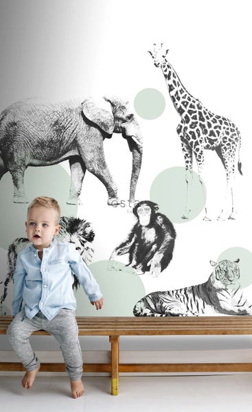 Kinderzimmer mit Tiermotiven und einem Kind auf einer Bank.