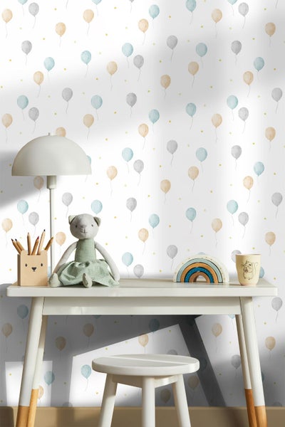 Kindertapete mit Luftballon-Muster in einem hellen Kinderzimmer mit weißem Schreibtisch, Lampe und Spielzeug aus Holz.