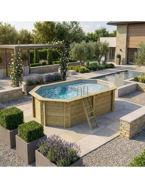 Holzpool mit Leiter im Garten.