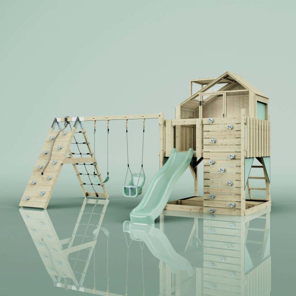 Spielturm aus Holz mit Rutsche, zwei Schaukeln, Kletterwand, Seilnetz und Spielhaus mit Satteldach.