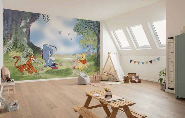 Kinderzimmer mit Winnie Puuh Wandbild, Spielzelt und Kindersitzgruppe