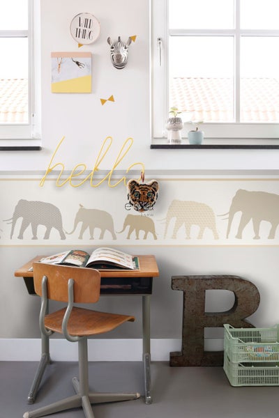Dekoratives Kinderzimmer mit Schreibtisch, Fenster und Elefantenbordüre