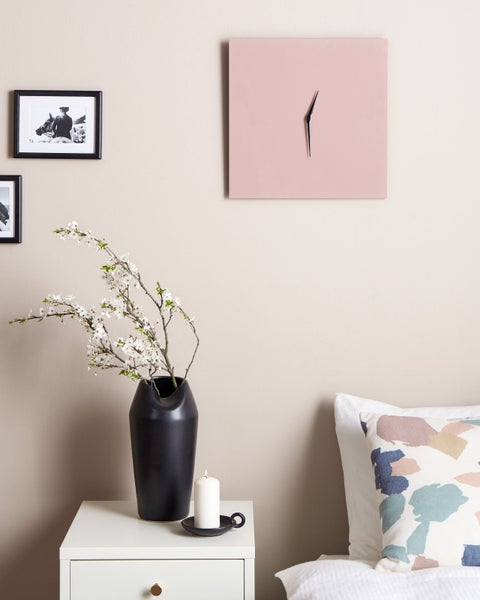 Abmessungen einer quadratischen Uhr mit 40 Zentimeter Seitenlänge und 2 Zentimeter Dicke, Zeigerlänge 9 beziehungsweise 11 Zentimeter