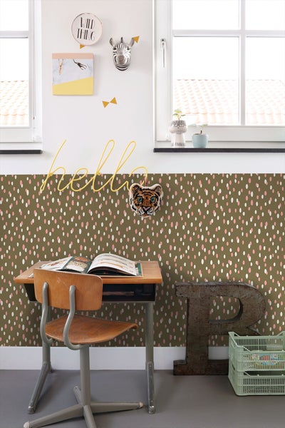 Helles Kinderzimmer mit Schreibtisch, Stuhl und dekorativer Wandgestaltung.