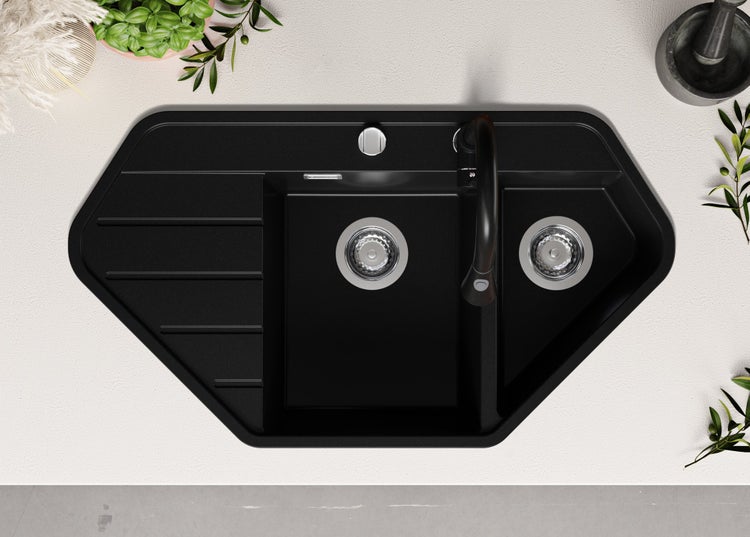 Schwarze Eckspüle mit Abtropffläche und Wasserhahn