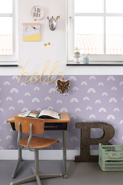 Kinderzimmer mit Schreibtisch, Stuhl und Regenbogen Tapete