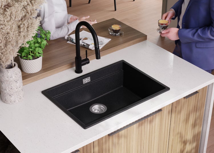 Schwarzes Spülbecken mit Wasserhahn auf einer Küchentheke