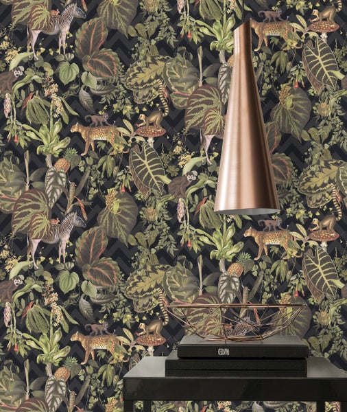Zimmer mit Dschungeltapete, dekoriert mit Pflanzenmotiven und Tieren