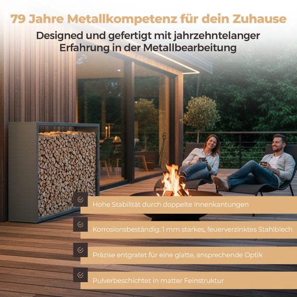 Außenszene mit Kamin, Brennholzregal aus Metall und entspannten Personen