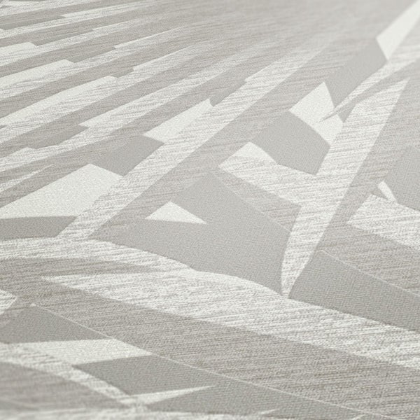 Wohnzimmer mit gemusterter Tapete, Holzboden und Holzbänken