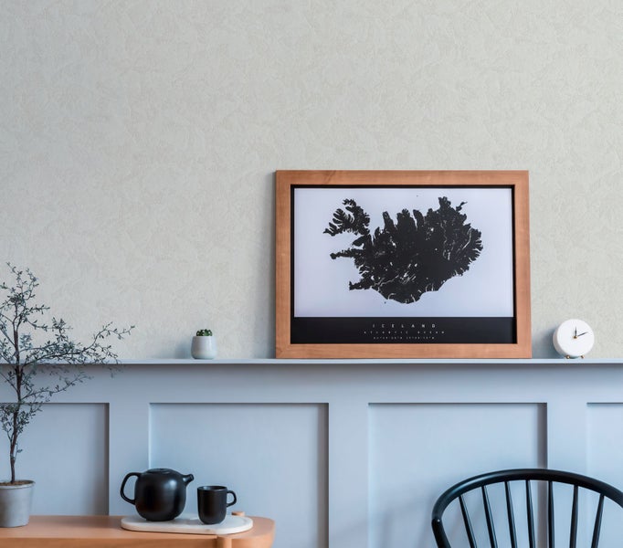 Modernes Badezimmer mit Doppelwaschtisch, rundem Spiegel und Holzbalken