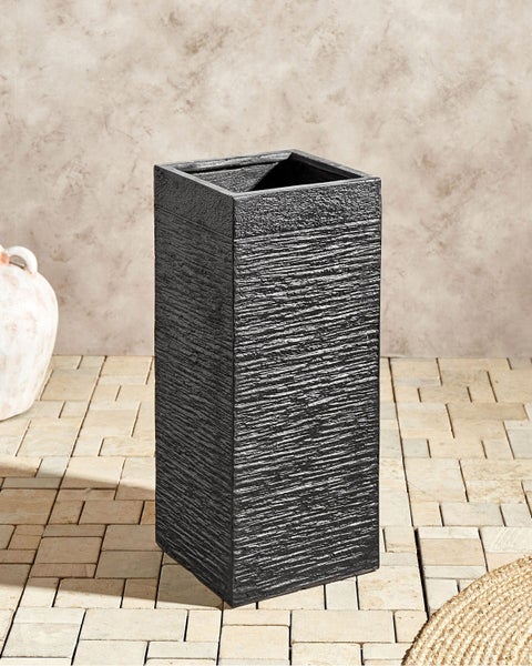 Hoher Pflanzkübel aus Stein