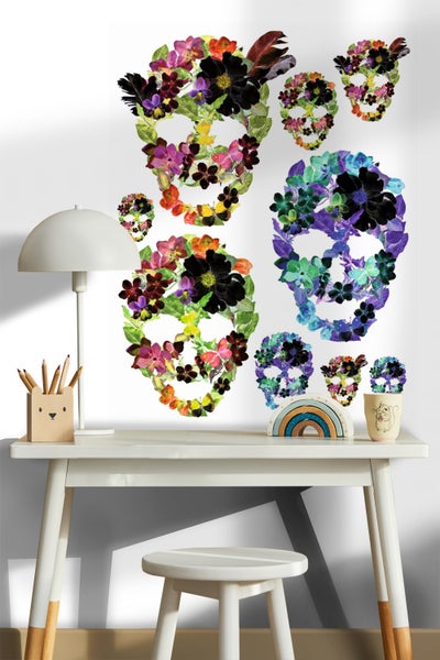 Dekorative Wandaufkleber mit Blumenmuster in Schädelform auf einer weißen Wand