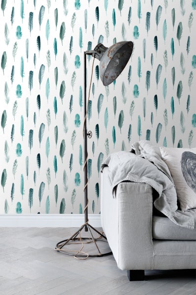 Raum mit Tapete mit Federmotiv, Stehlampe und Sofa