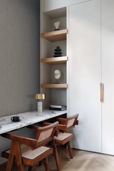 Arbeitszimmer mit Schreibtisch, Stühlen und Regalen