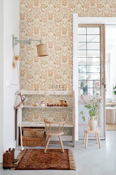 Dekoratives Kinderzimmer mit floral gemusterter Tapete, Holzregal, Spielzeug und Teppich