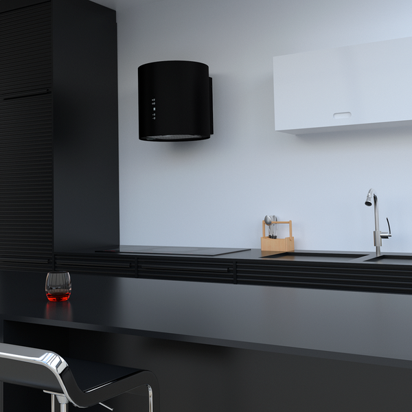 Küchenszene mit schwarzer Dunstabzugshaube und schwarzer Küchentheke