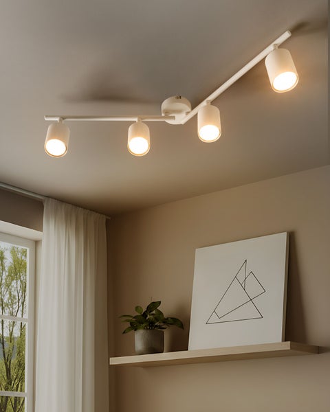 Weißer Deckenstrahler 4-flammig mit verstellbaren LED-Spots auf einer Schiene.