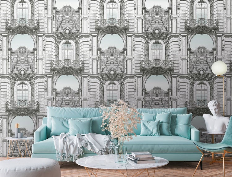 Ein Wohnzimmer mit einem Sofa, einem Tisch und einer Tapete mit Architekturmuster