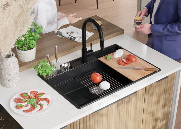 Küchenspüle mit Armatur, Schneidebrett, Abtropfgestell und Lebensmitteln in einer hellen Küche