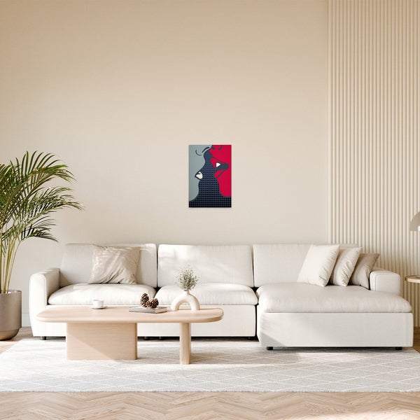 Wohnzimmer mit Sofa, Tisch und einem an der Wand hängenden Kunstdruck mit abstraktem Motiv.