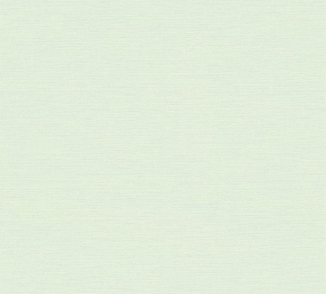 Dekorative Szene mit einer Holzbank und zwei gefüllten Drahtkörben auf einem Teppich.