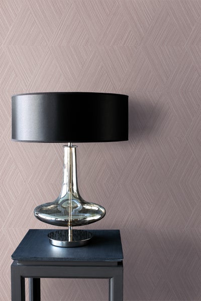 Dekorative Tapete mit geometrischem Muster, kombiniert mit einer Tischlampe auf einem Beistelltisch