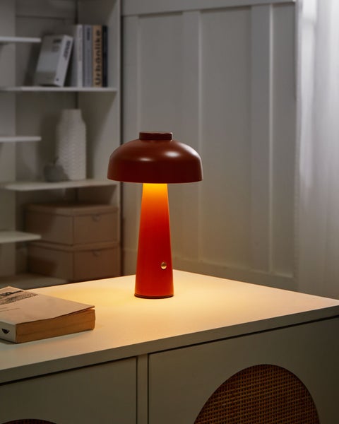 Dekorative Tischleuchte mit wiederaufladbarer Lichtquelle