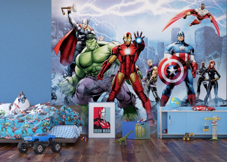 Kinderzimmer mit Wandbild der Avengers und passender Bettwäsche