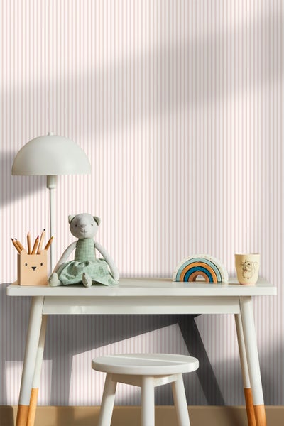 Kinderzimmer mit gestreifter Tapete, Kindertisch und Spielzeug