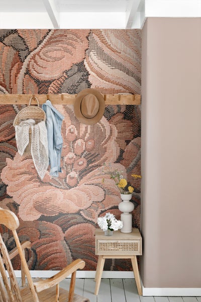 Flur mit Blumenmustertapete, Holzgarderobe und Beistelltisch