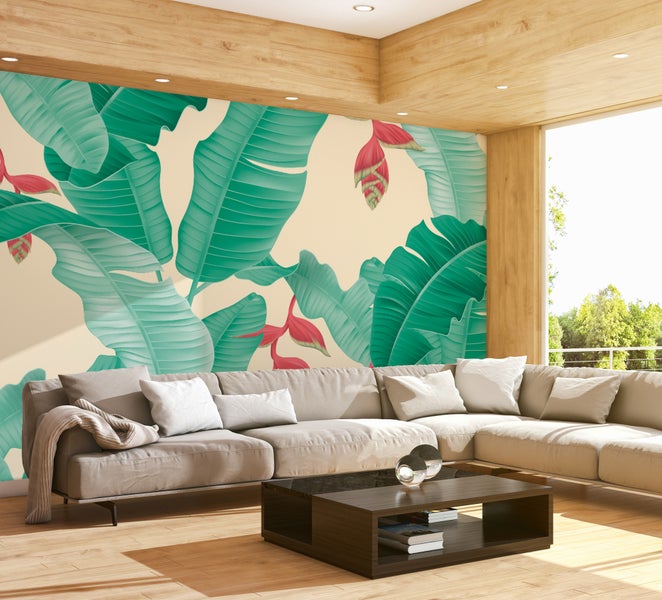 Helles, modernes Wohnzimmer mit Tapete mit tropischen Blättern, beigem Ecksofa und dunklem Couchtisch vor einer Decke mit Holzvertäfelung.