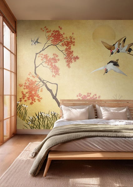 Schlafzimmer mit Wandtapete mit Kranich- und Pflanzenmotiven für eine helle und organisierte Atmosphäre