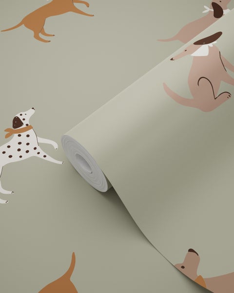 Dekoratives Arrangement mit rundem Spiegel, Blumen und Holzkonsole für eine stilvolle Raumgestaltung.